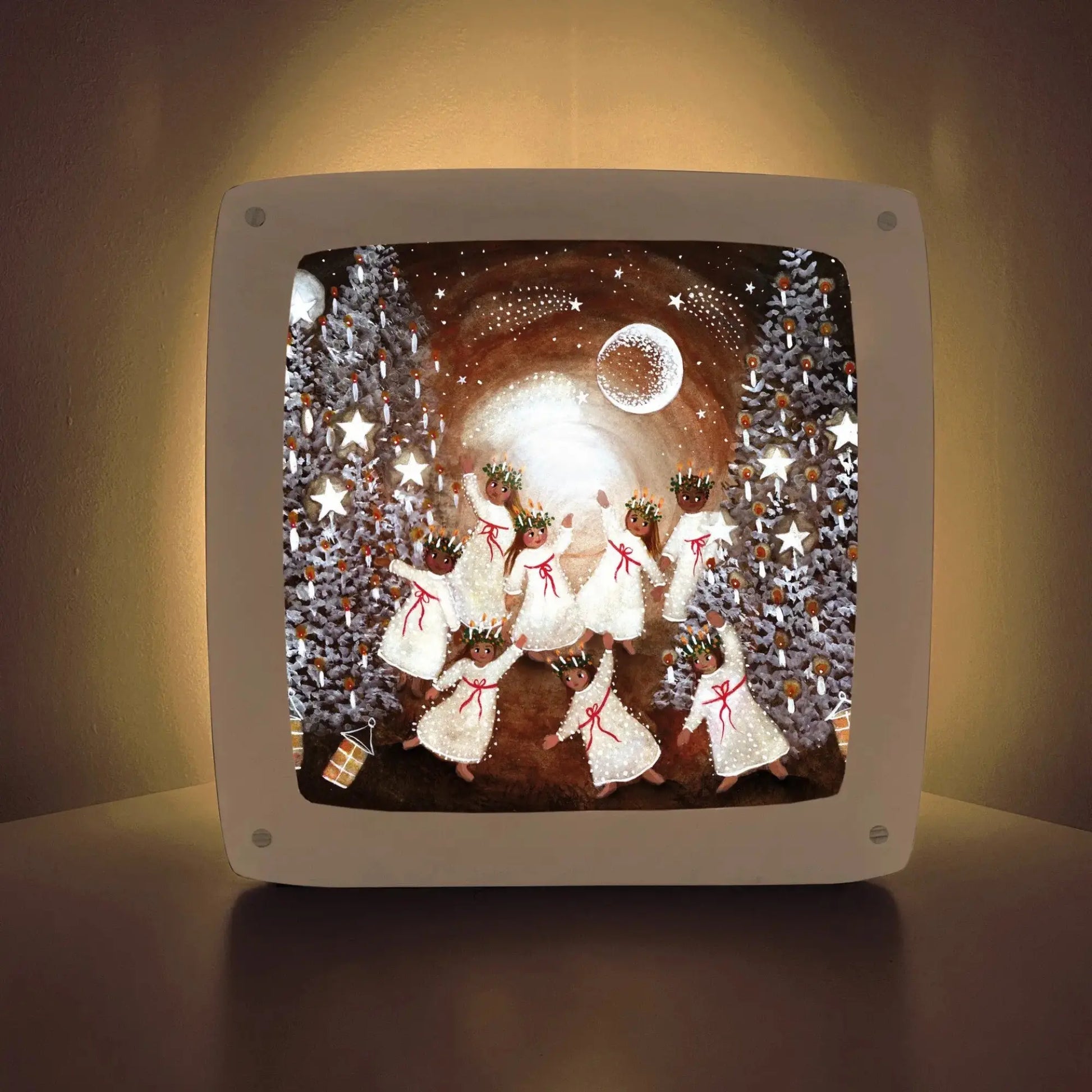 Toverlux lamp plate in a wooden lamp featuring a Saint Lucia Festival of Light winter scene with trees and snow