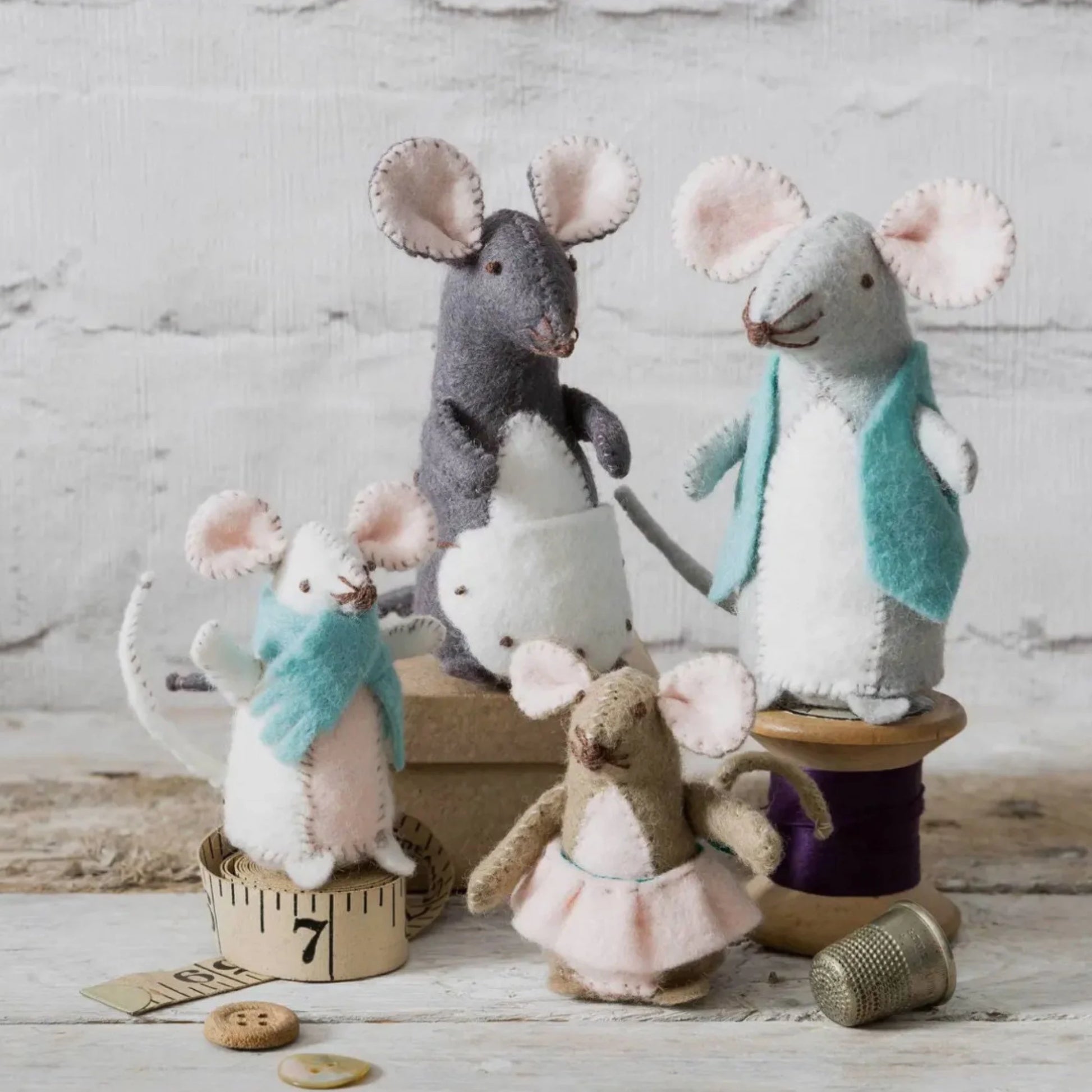 Felt Sewing Kit Mouse Family by Corinne Lapierre - Alder & Alouette